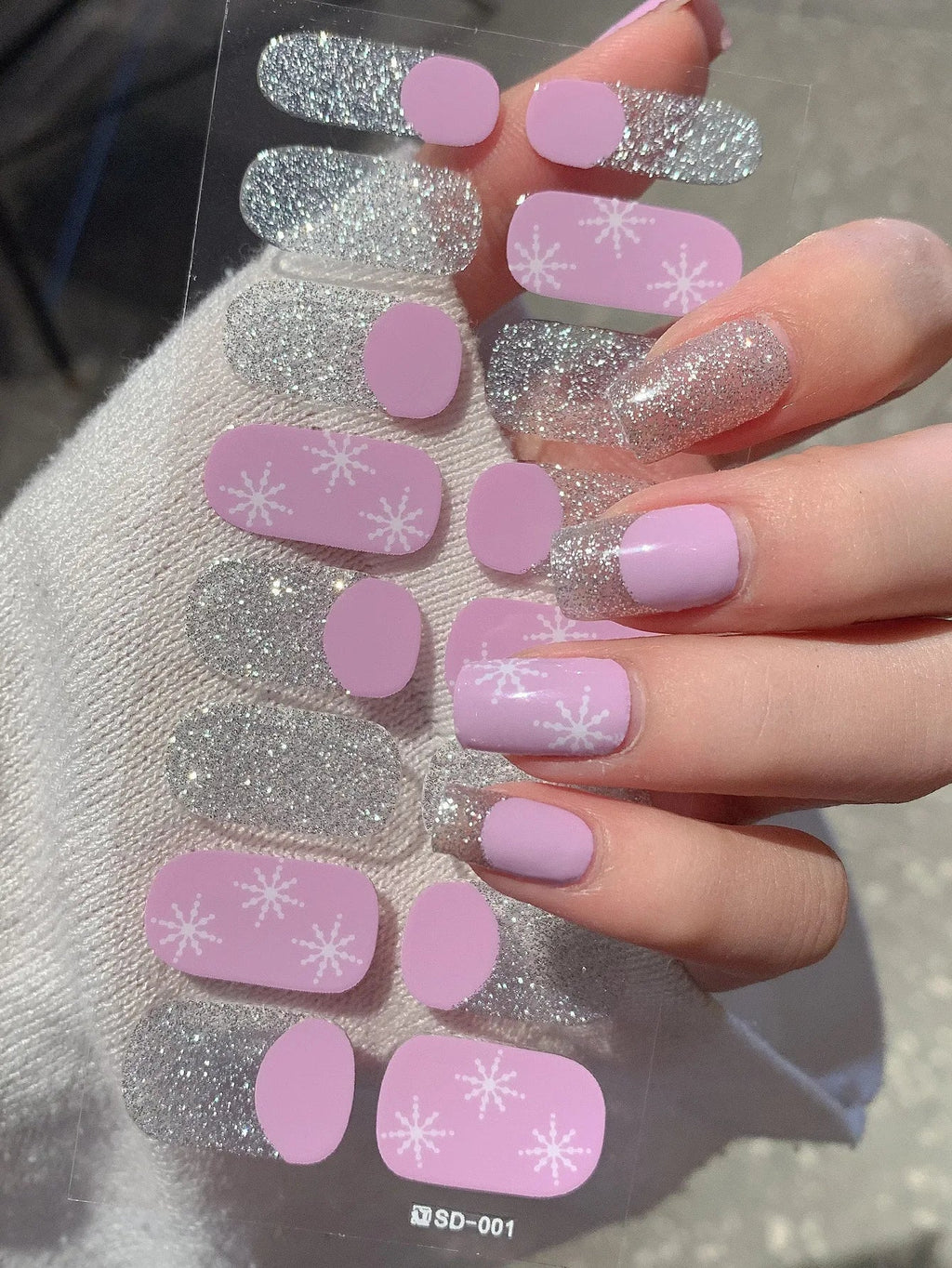 GlitzNail – Festive Christmas Nails Quick, Complete Without Salon