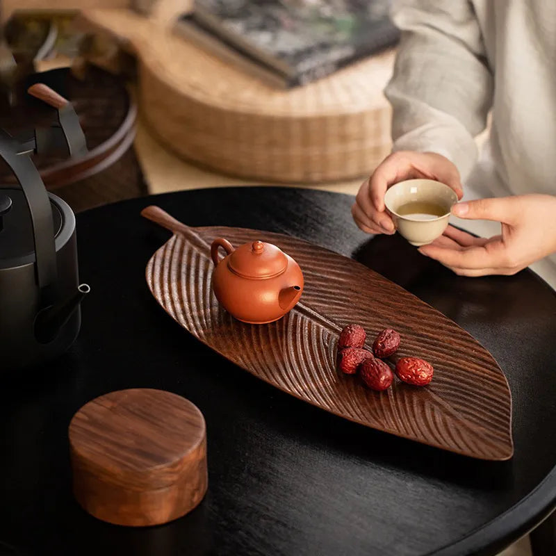 Leaf-shaped fruit plate
