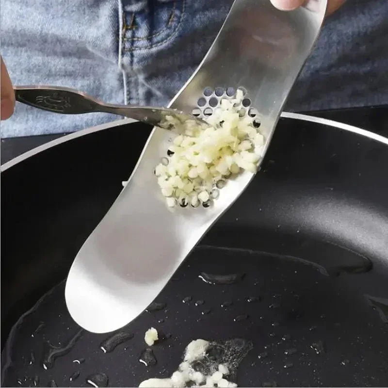 KnobiPro Garlic Press | Manual | Stainless Steel | Robust Design & Easy Handling | 19 × 4 cm