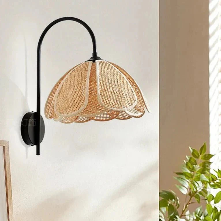 LumaFlora - Elegant rattan wall lamp - Warm floral ambiance