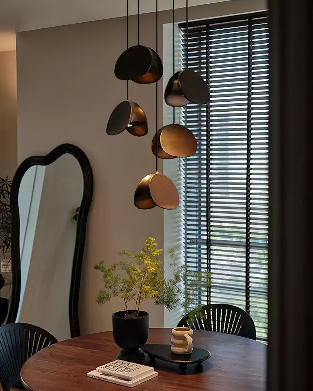 Pendant Lamp with a Simple, Elegant Look