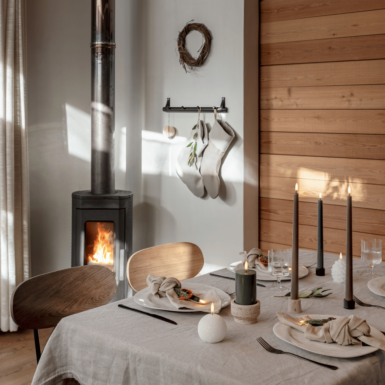 WinterShine – Elegant LED Candle in Snow Globe Design