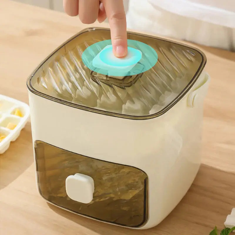 No more sticky ice cubes – Box with practical press function