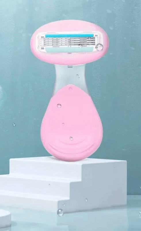 4-blade compact razor with storage box | Smooth skin on the go & at home