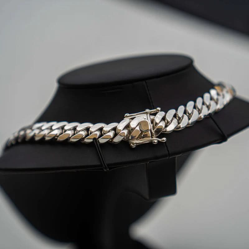 Timeless elegance for a strong appearance