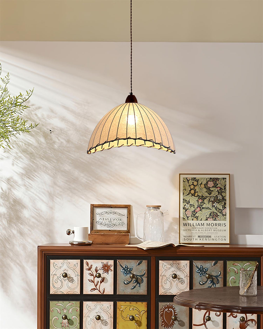 Pendant lamp with natural materials and subtle light