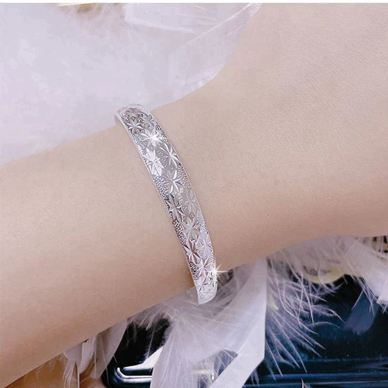 Enchanting Star-Shaped Silver Bracelet for a Radiant Look