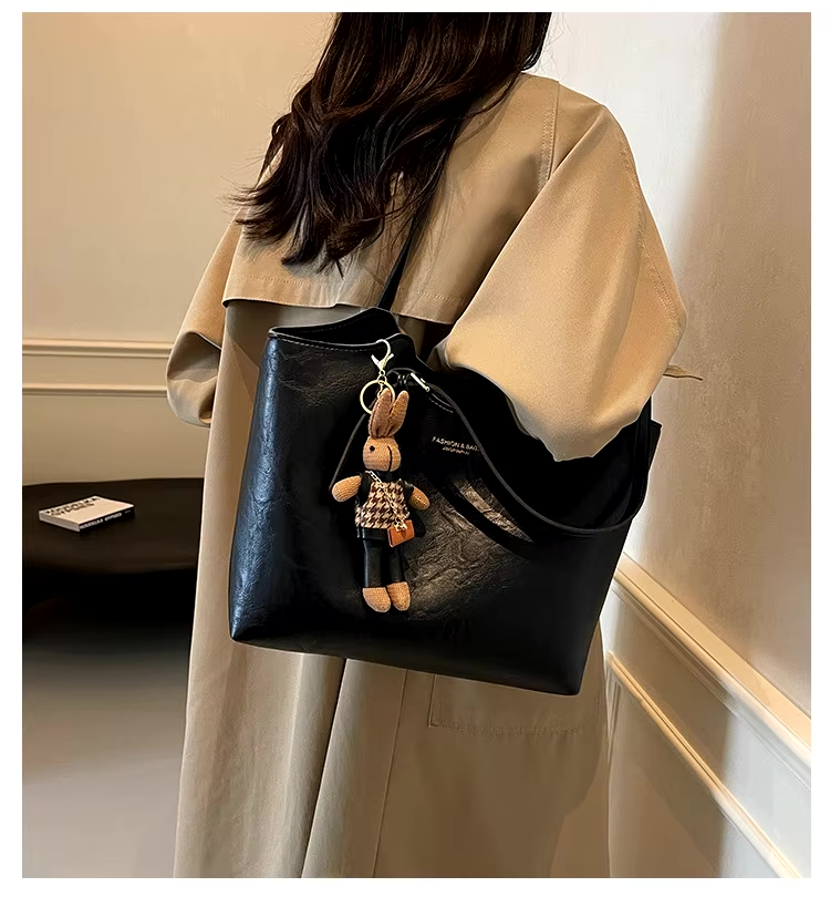 Mirella | Classic Women’s Shopper Bag with Charm – Elegant, Spacious & Timeless