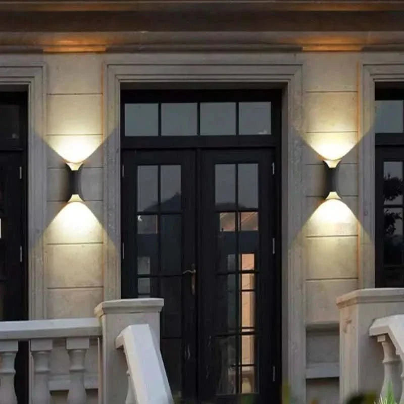 Weatherproof wall light with IP65 protection