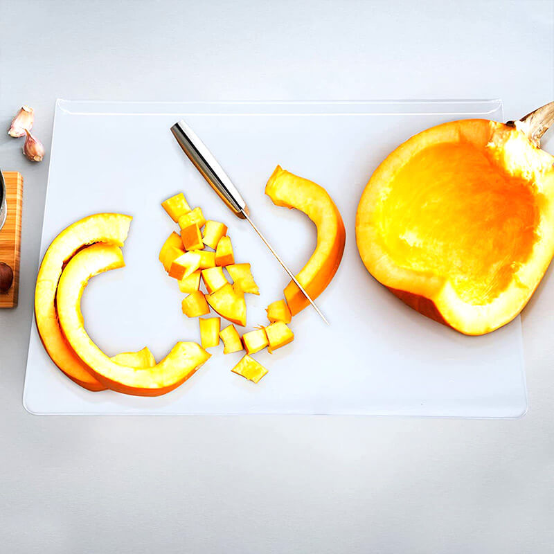 Non-slip, transparent cutting board in acrylic