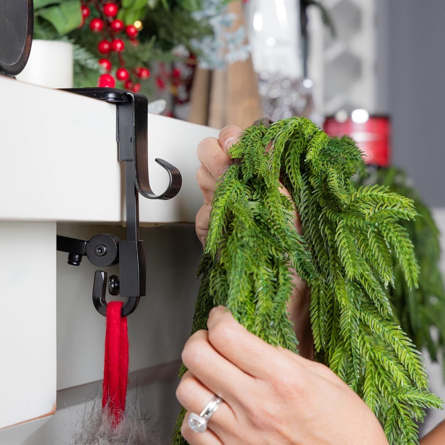 ClingaGrip — No more decoration chaos, for stress-free holidays full of shine and safety!