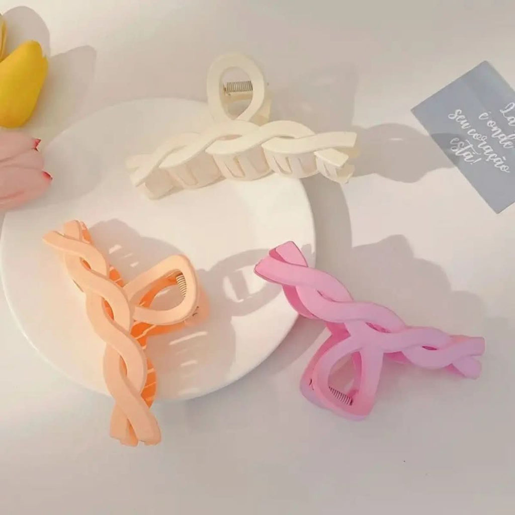 Elegant hair clip with strong hold for every hair type