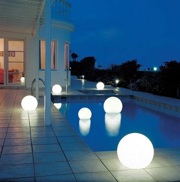 Weatherproof Round LED Garden Light with 16 Colors and Remote Control - Perfect for Garden, Porch & Party