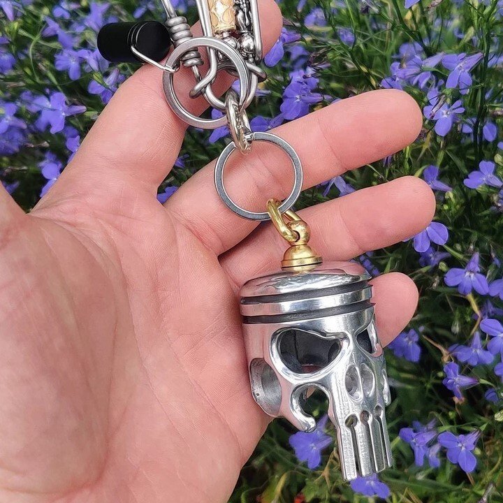 Piston art skull keychain [pendant/flashlight/bottle opener]