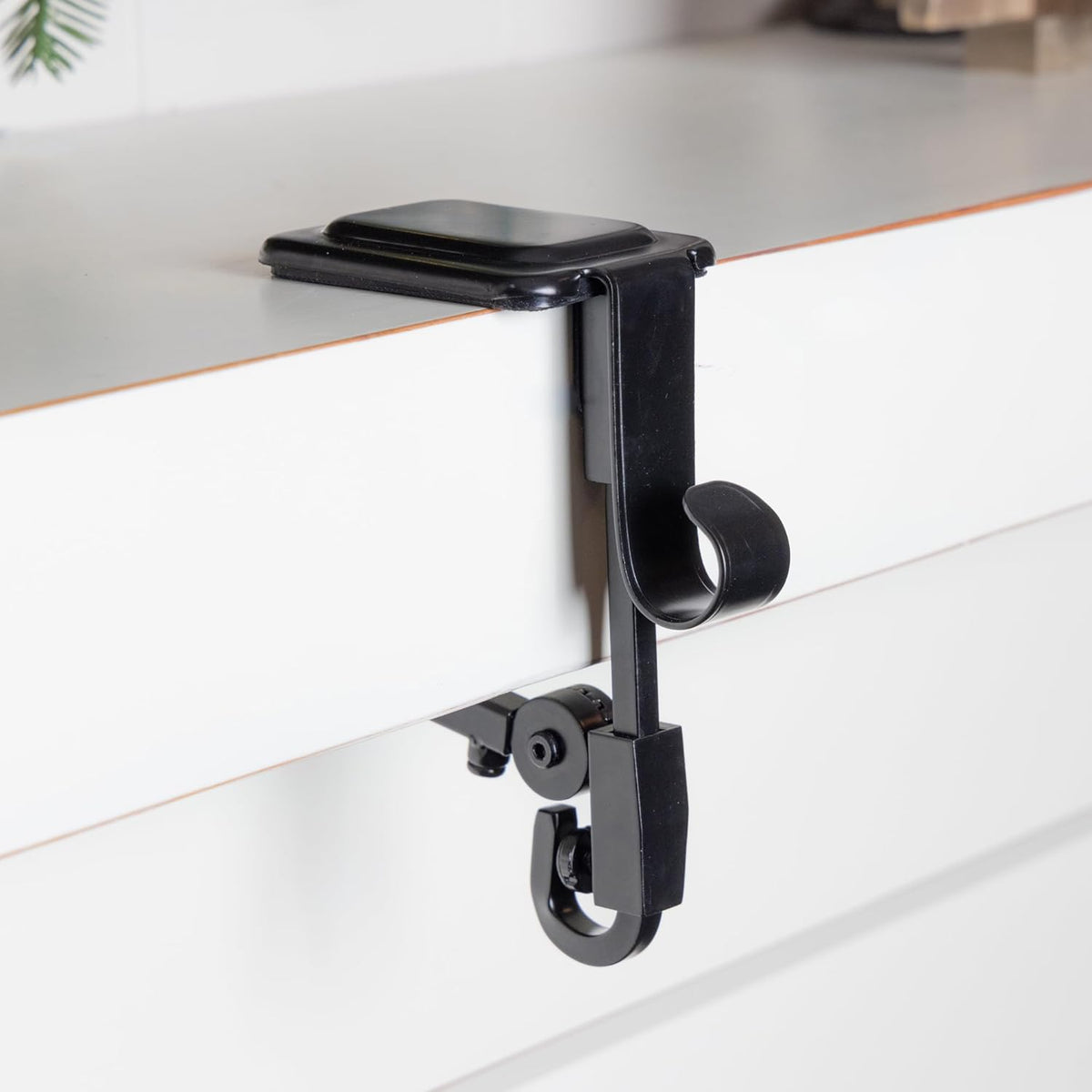 ClingaGrip — No more decoration chaos, for stress-free holidays full of shine and safety!