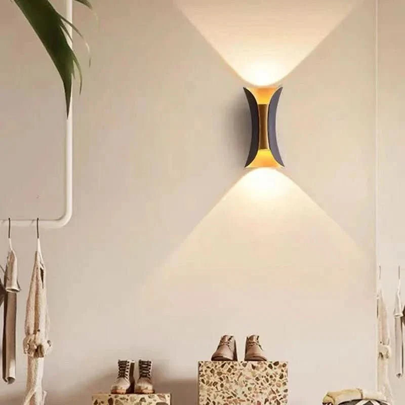 Weatherproof wall light with IP65 protection