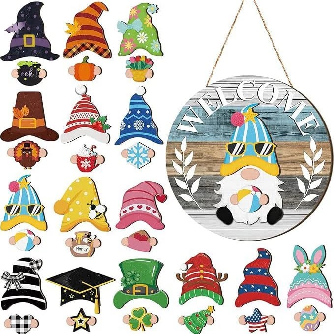 The best Christmas decorationsInterchangeable welcome sign with wooden gnome
