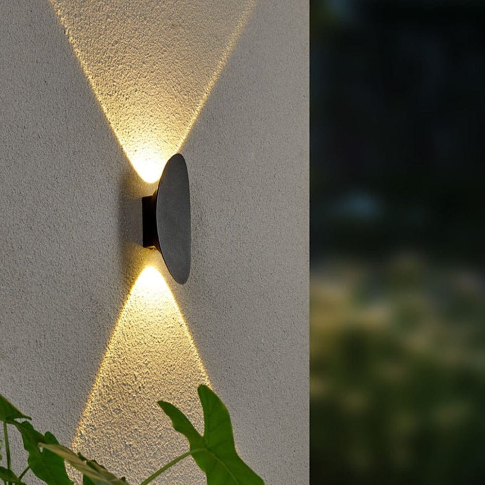 Elegant outdoor wall light made of aluminum
