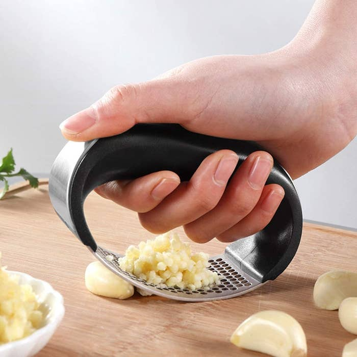 Simple manual garlic press