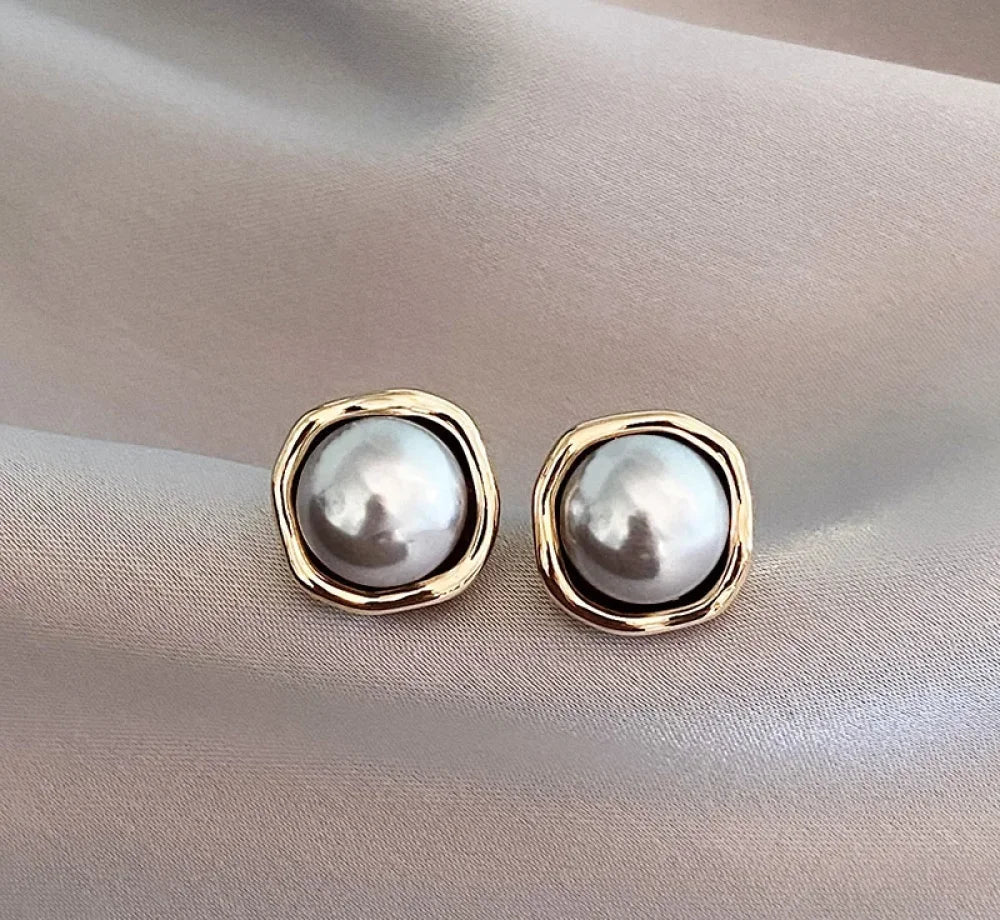 Elegant black pearl earrings