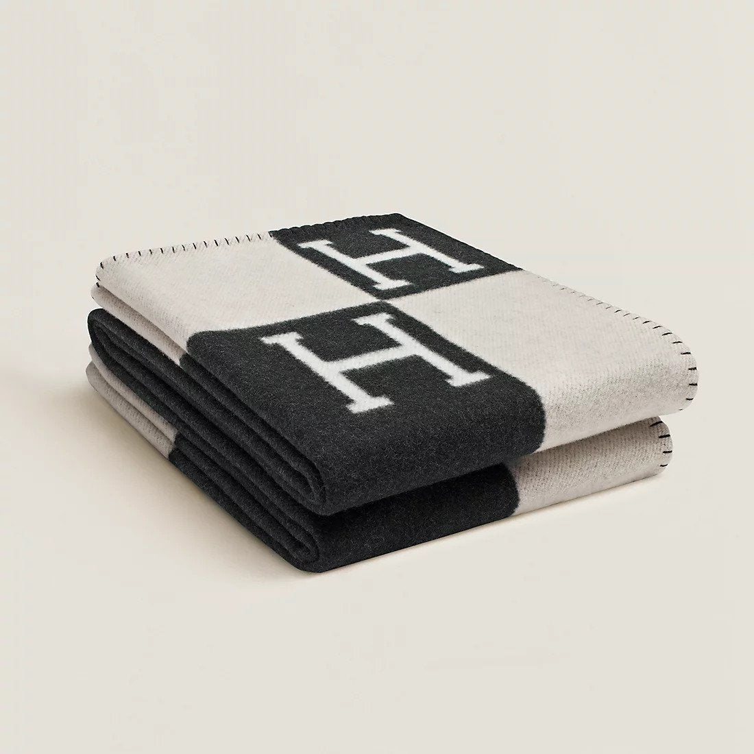 and Laine Cashmere Isabelle – Elegant and Soft Blanket for Refined Interior
