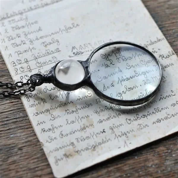 Necklace with magnifying pendant