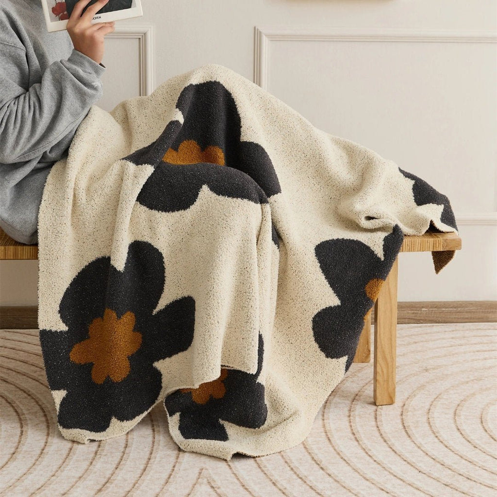 Elegance and warmth for your home with the soft flower blanket