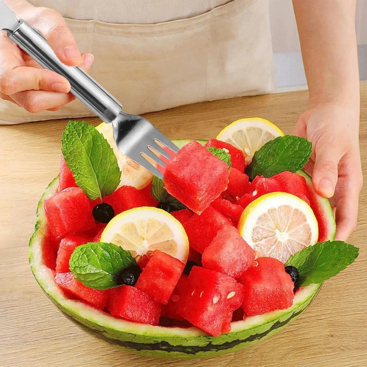HandyFruit Pro – Dual Blade & Fork for Effortless Fruit Preparation