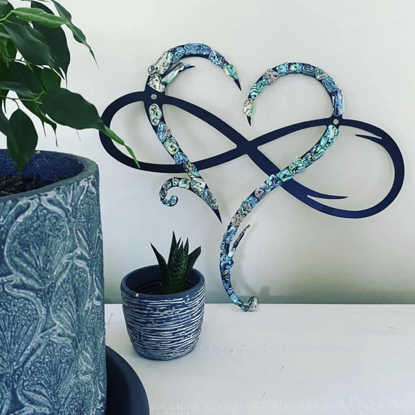 InfinityHeart Wall Decor – Iron Wall Sculpture with Symbol of Eternal Love
