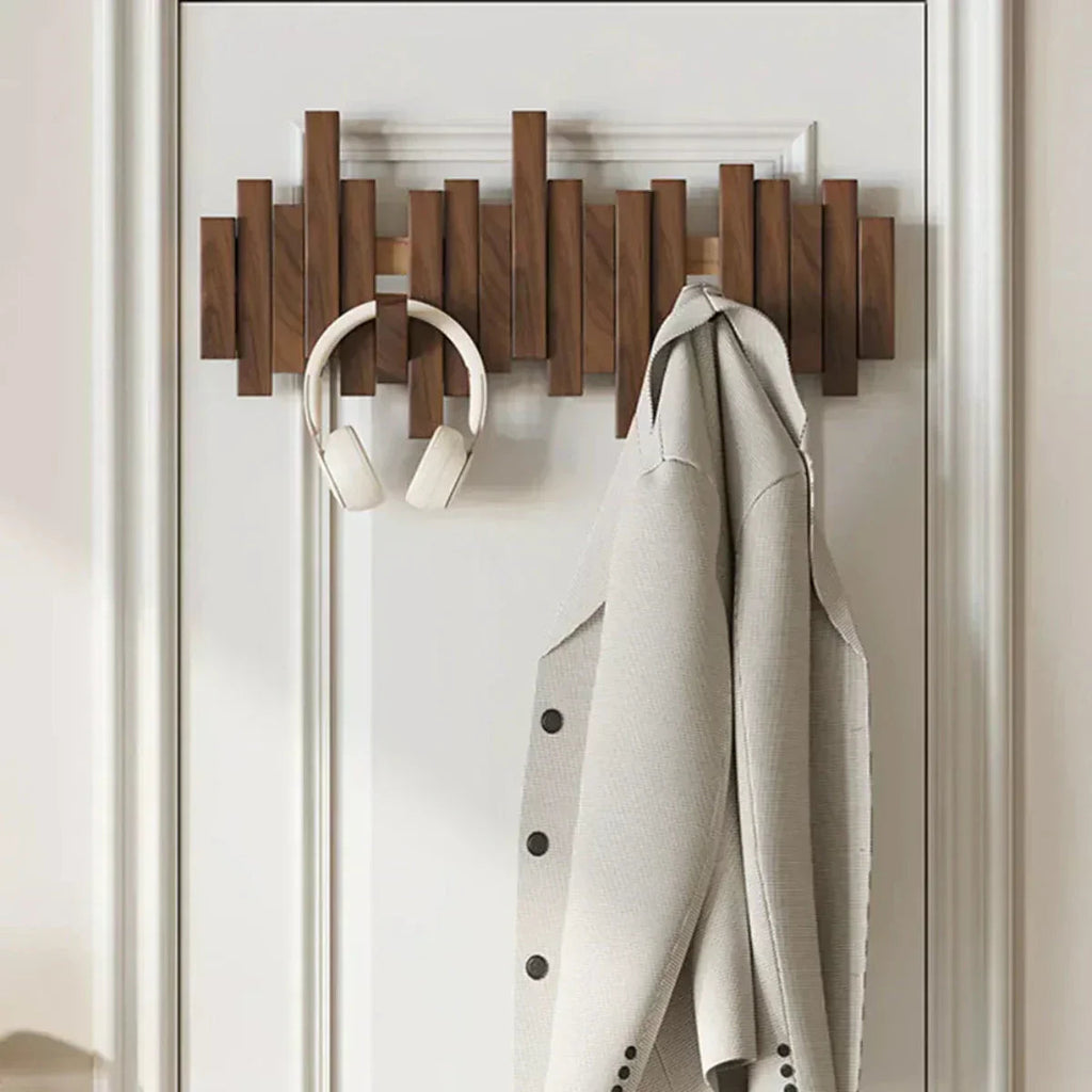 Wall cladding made of piano wood – Practical and elegant for organizing your entrance