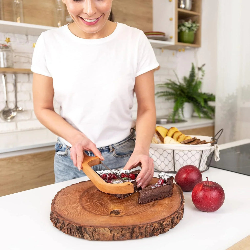 Bread knife made of wood with non-slip cutting aid