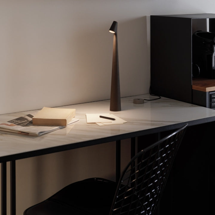 Sculpting table lamp
