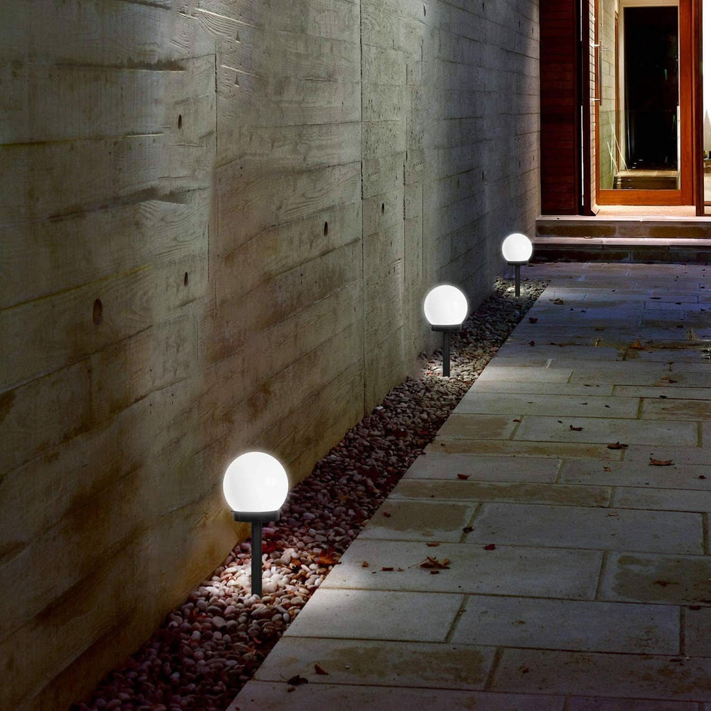 Energy-efficient and stylish garden lighting with automatic light control