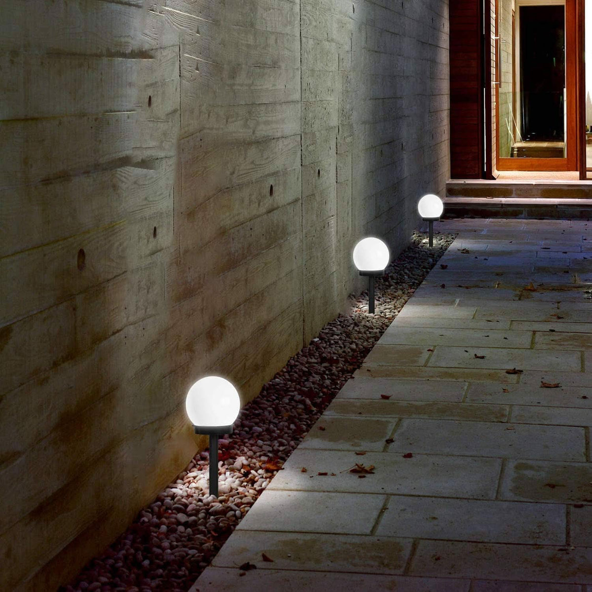 Energy-efficient and stylish garden lighting with automatic light control