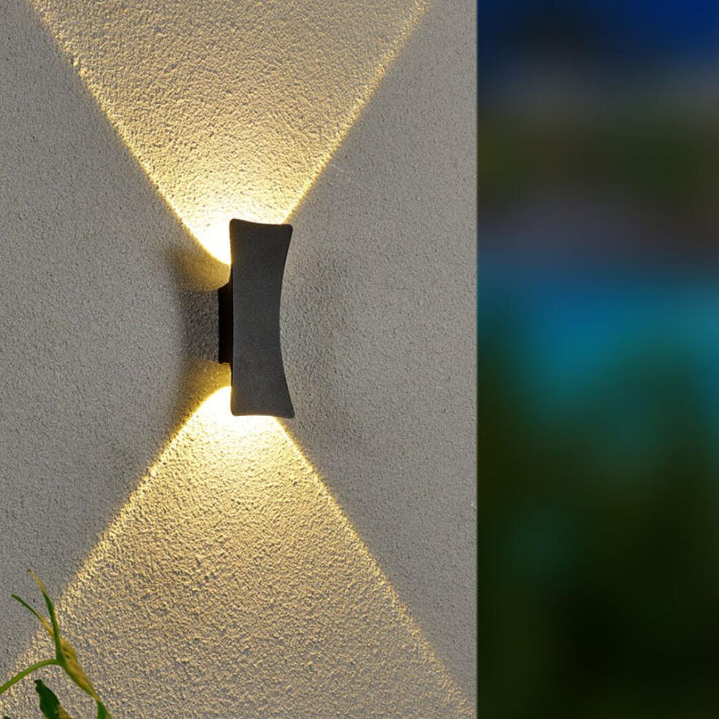 Elegant outdoor wall light made of aluminum