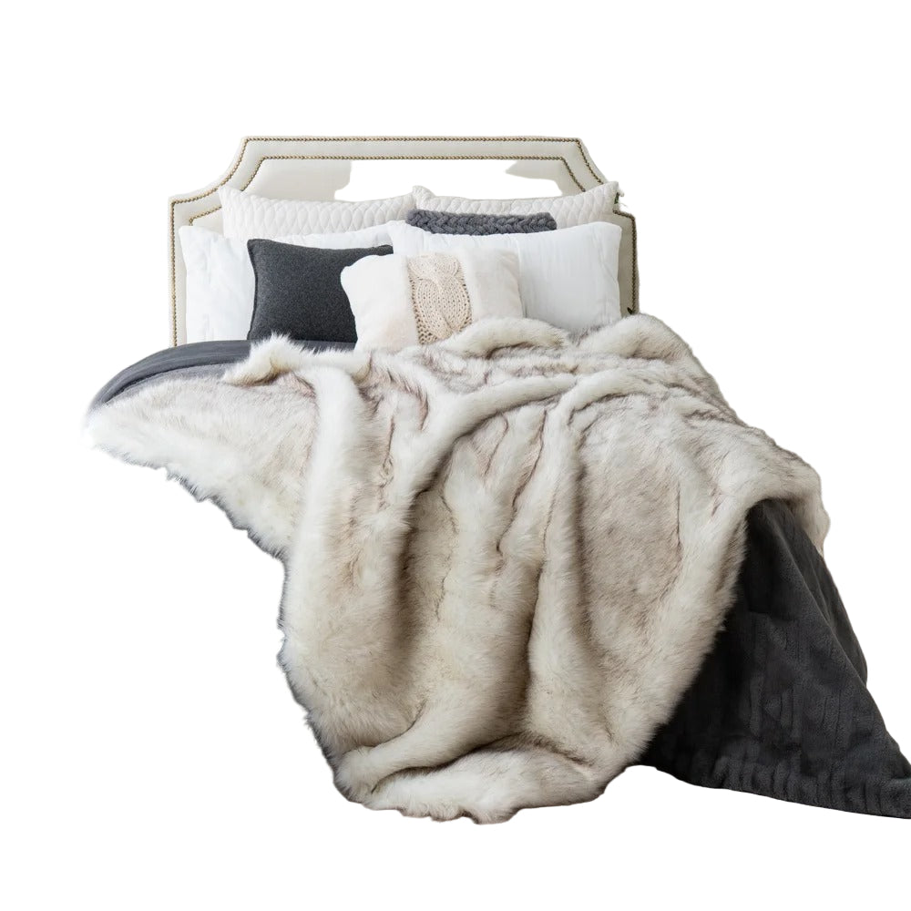Soft and Plush Blanket Winter Pattern Comfort with Delicate Fur