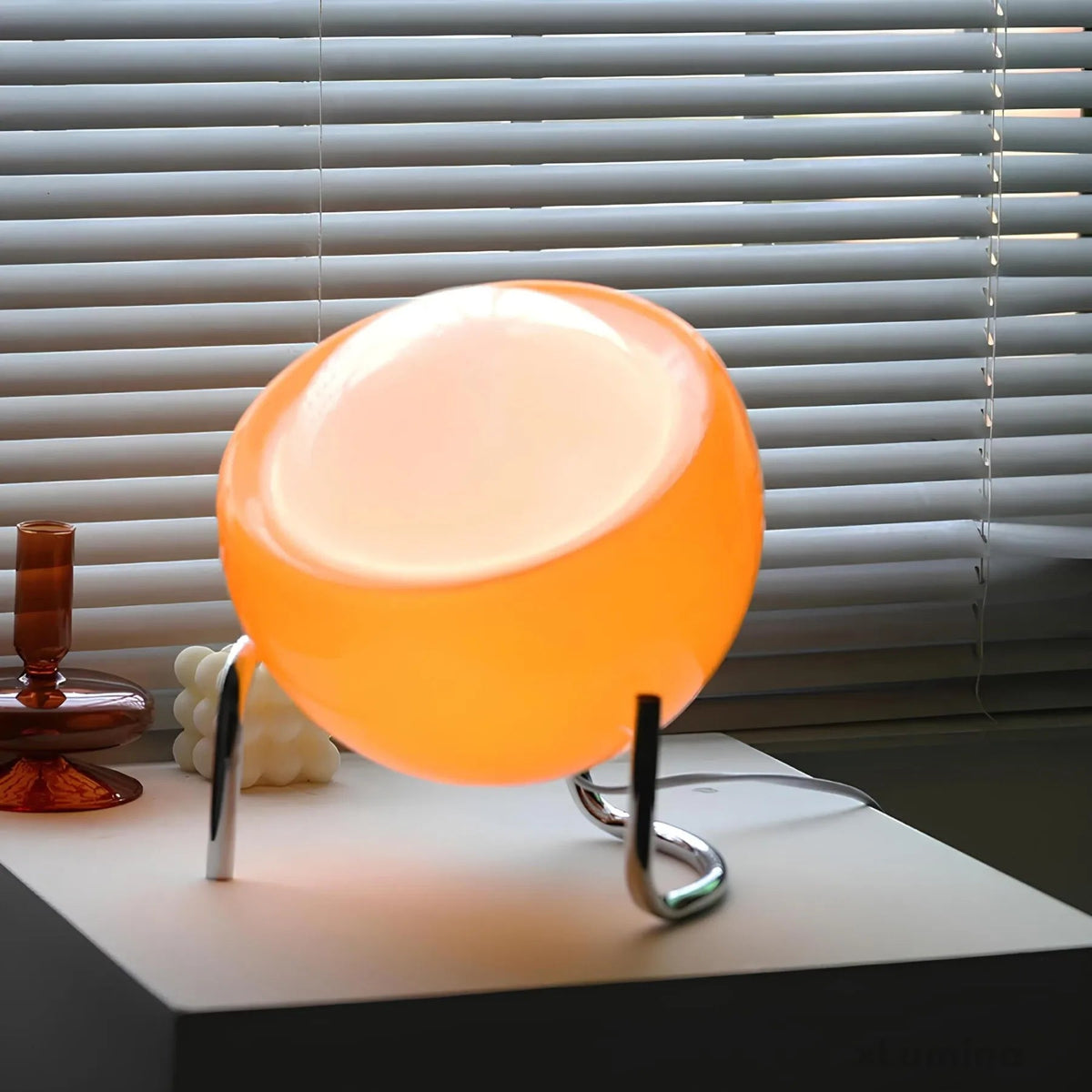 Automatic table lamp with motion sensor