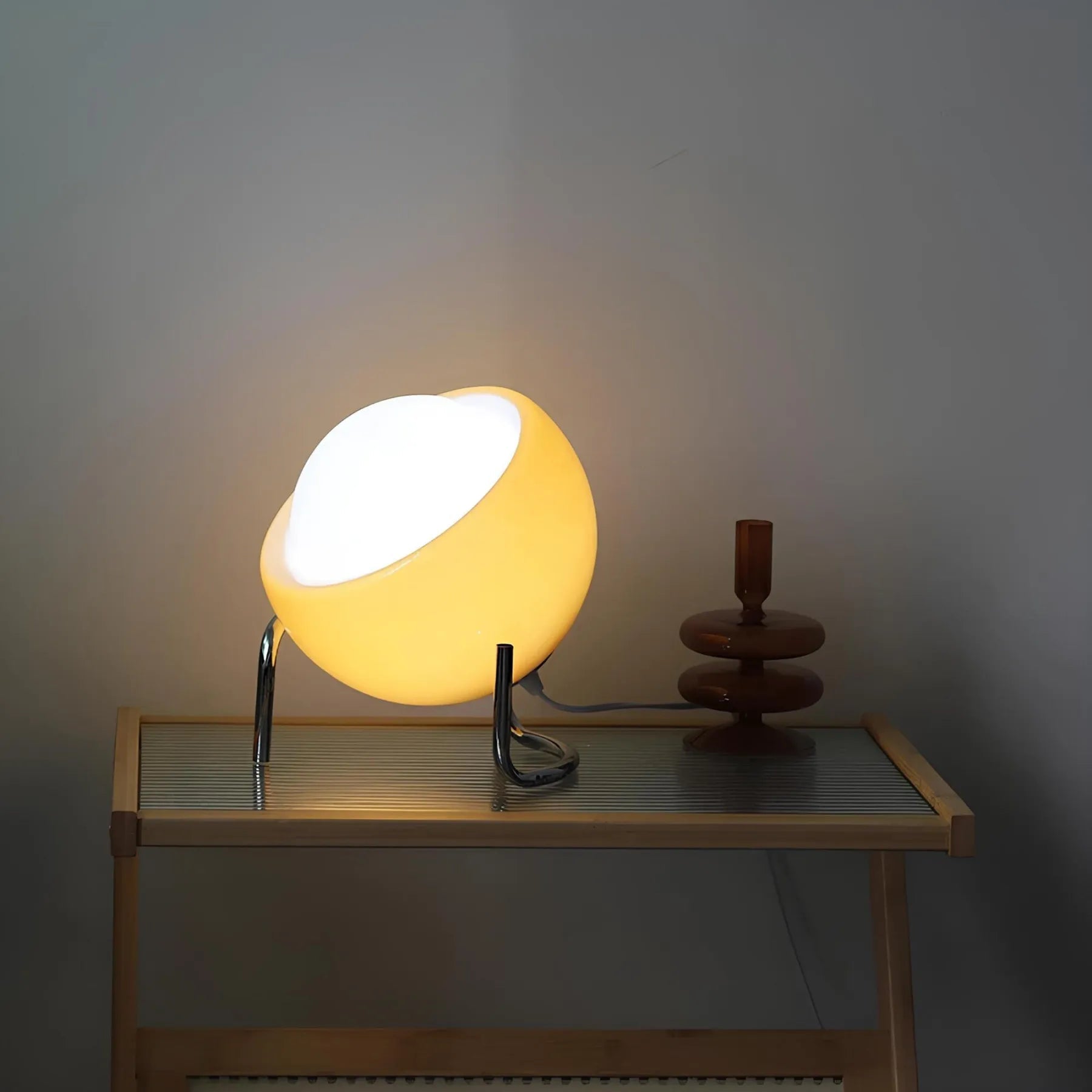 Automatic table lamp with motion sensor