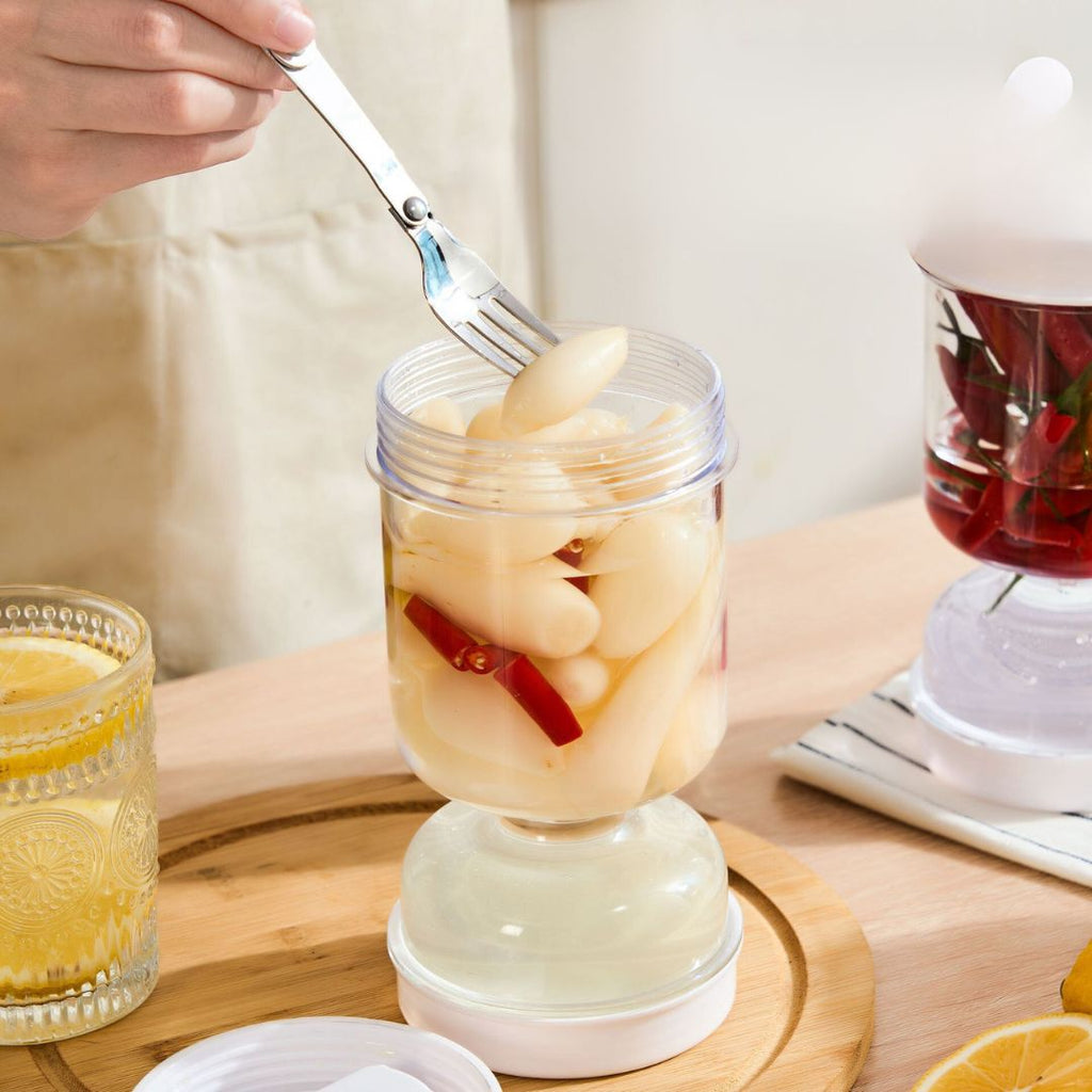 Practical jar with water sieve