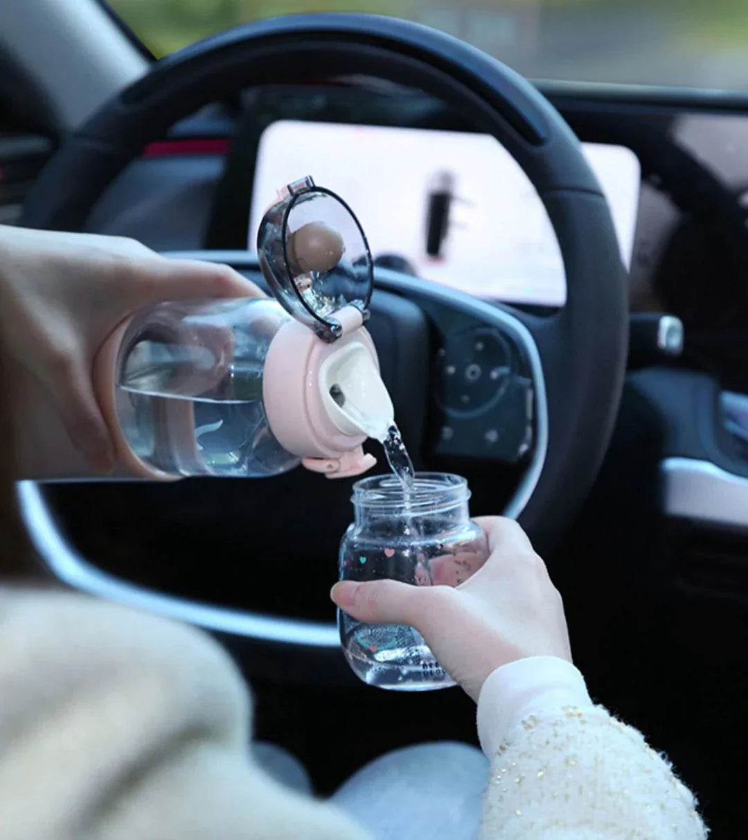 Portable bottle warmer with temperature display – Compact solution for on the go