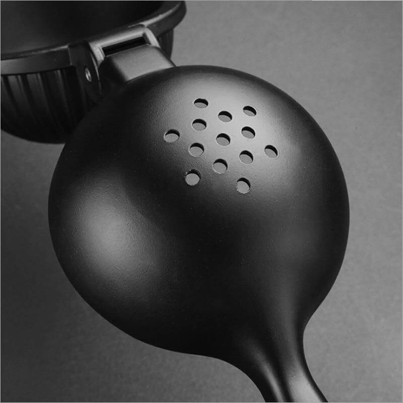 Minimalist Lemon Squeezer