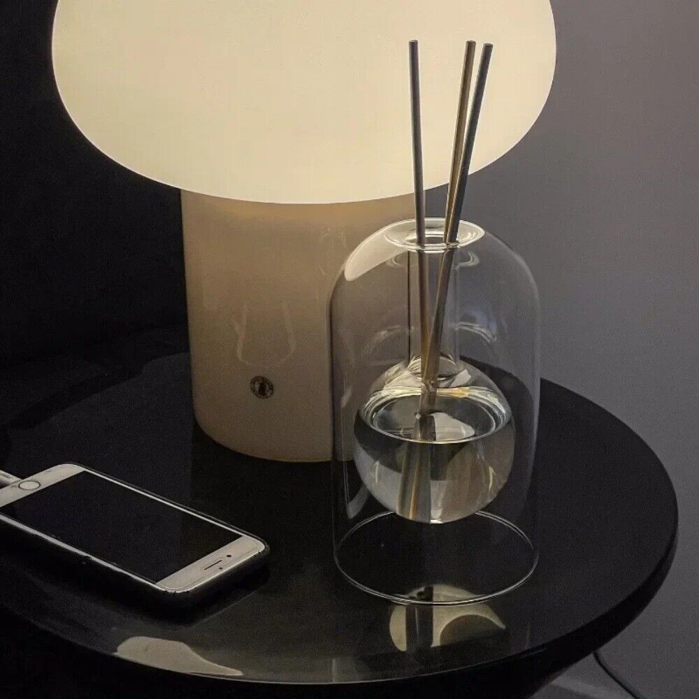 AromaLuxe – Elegant scent diffuser with minimalist design for a calming atmosphere