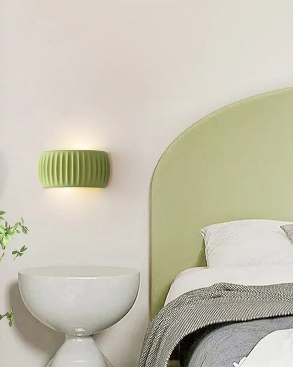 Designer Wall Lamp with Wavy Accent