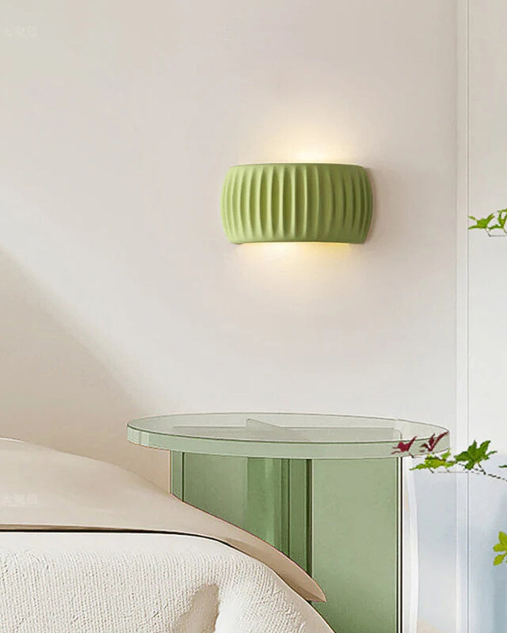 Designer Wall Lamp with Wavy Accent