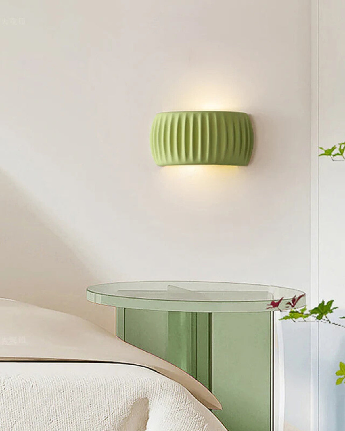 Designer Wall Lamp with Wavy Accent