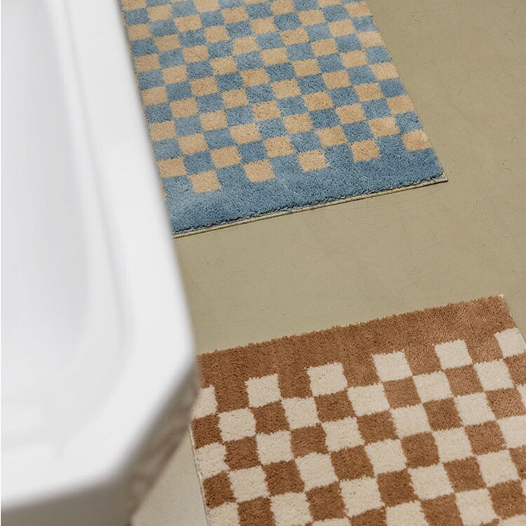 Soft, fluffy bathroom rug with check pattern