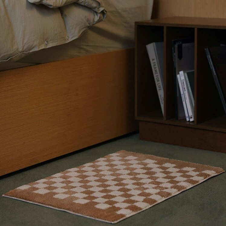 Soft, fluffy bathroom rug with check pattern