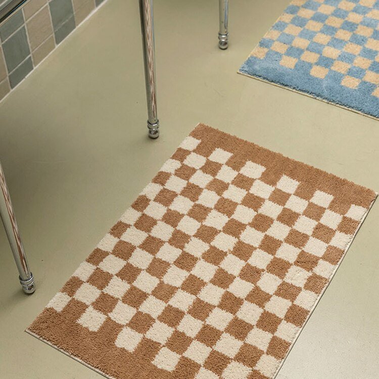 Soft, fluffy bathroom rug with check pattern