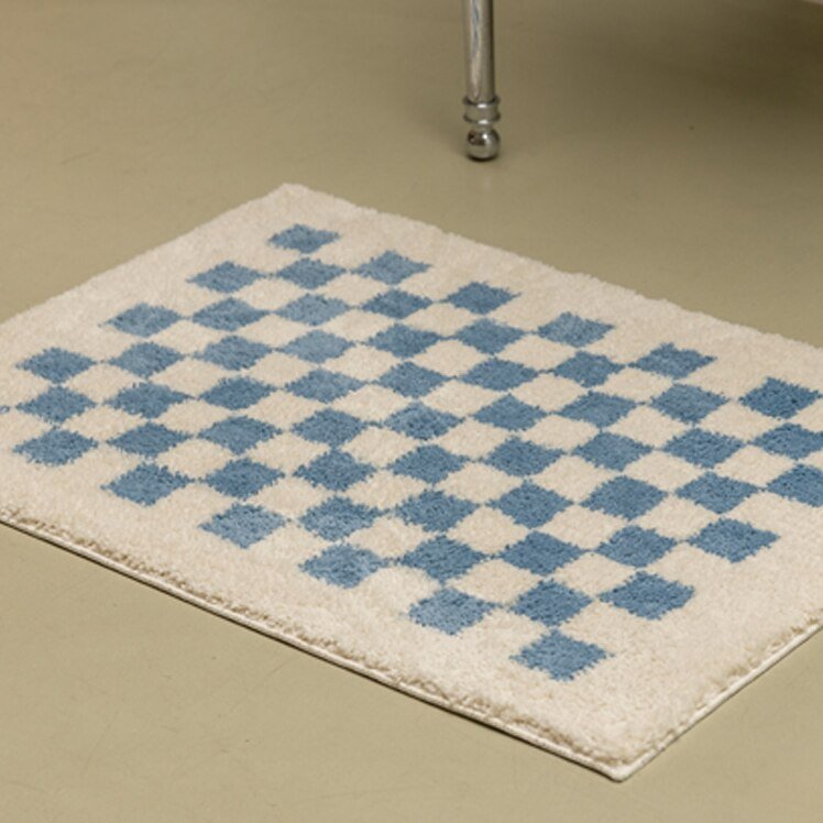 Soft, fluffy bathroom rug with check pattern