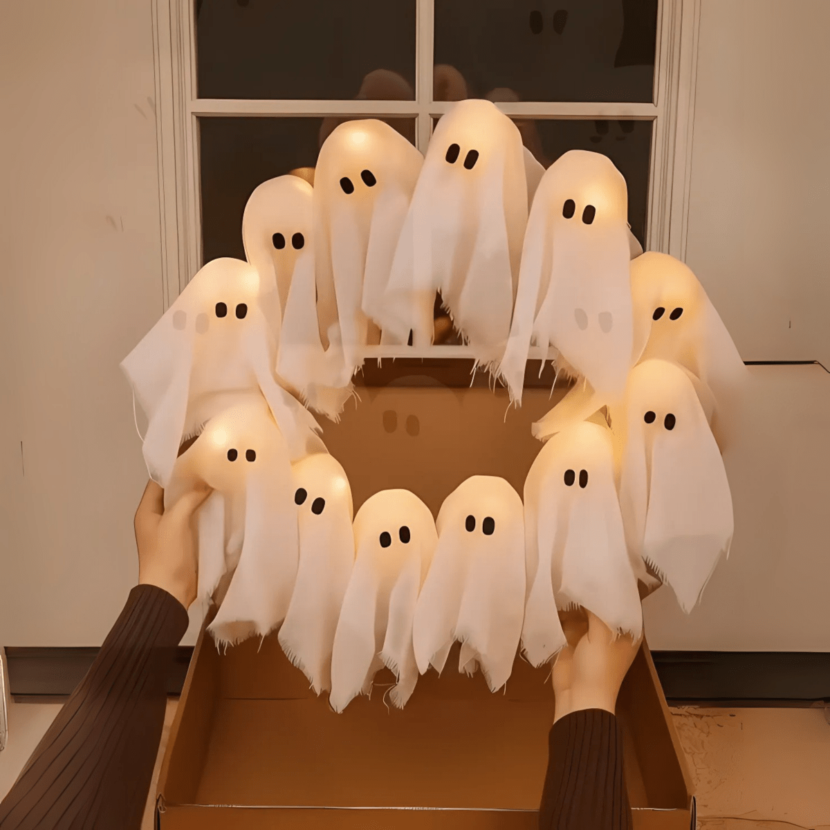 SPOOKGLOW – LED Ghost Wreath with 12 Illuminated Spirits